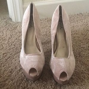 Velvet pumps